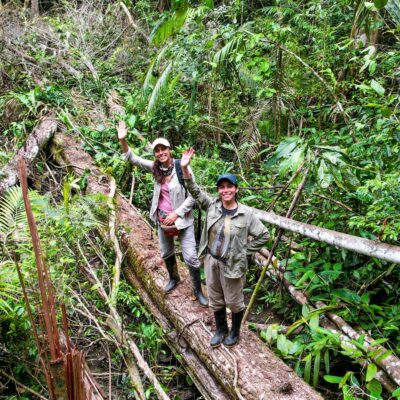 Tatiana Espinosa (ARBIO) y Mariana Vidal (Bluoverda) en el bosque amazónico