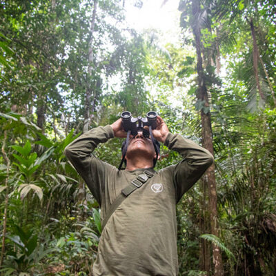Medio Ambiente - Hombre con binoculares